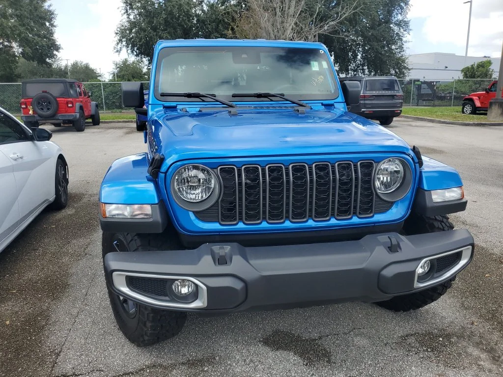Used 2025 Blue Jeep High Tide image 2