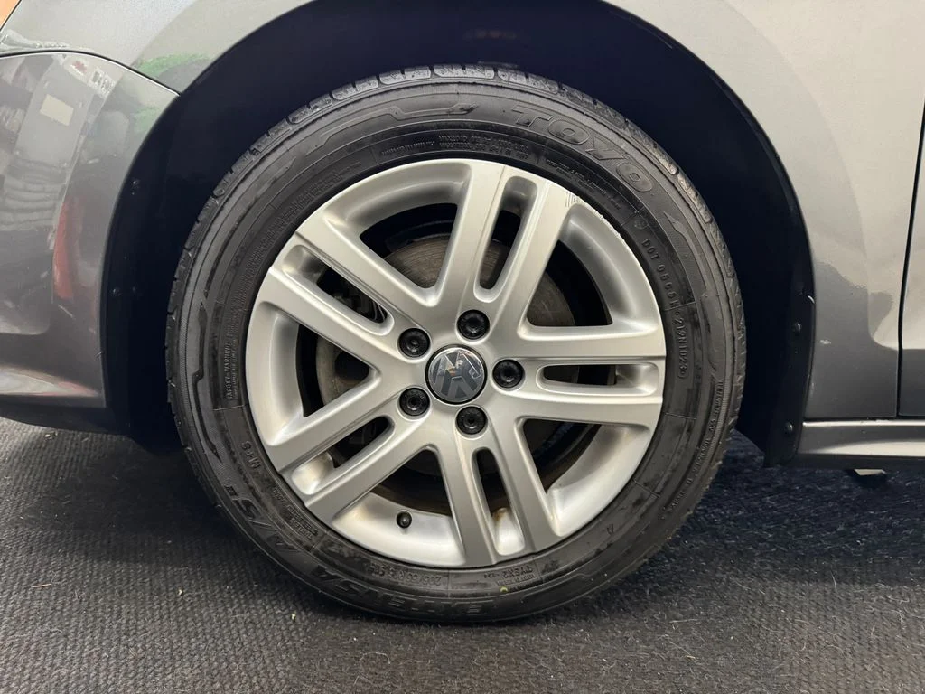 Used 2018 Gray Volkswagen 1.4T S image 12