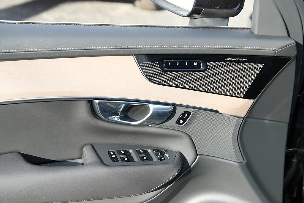 New 2026 Onyx Black Volvo Plus image 11