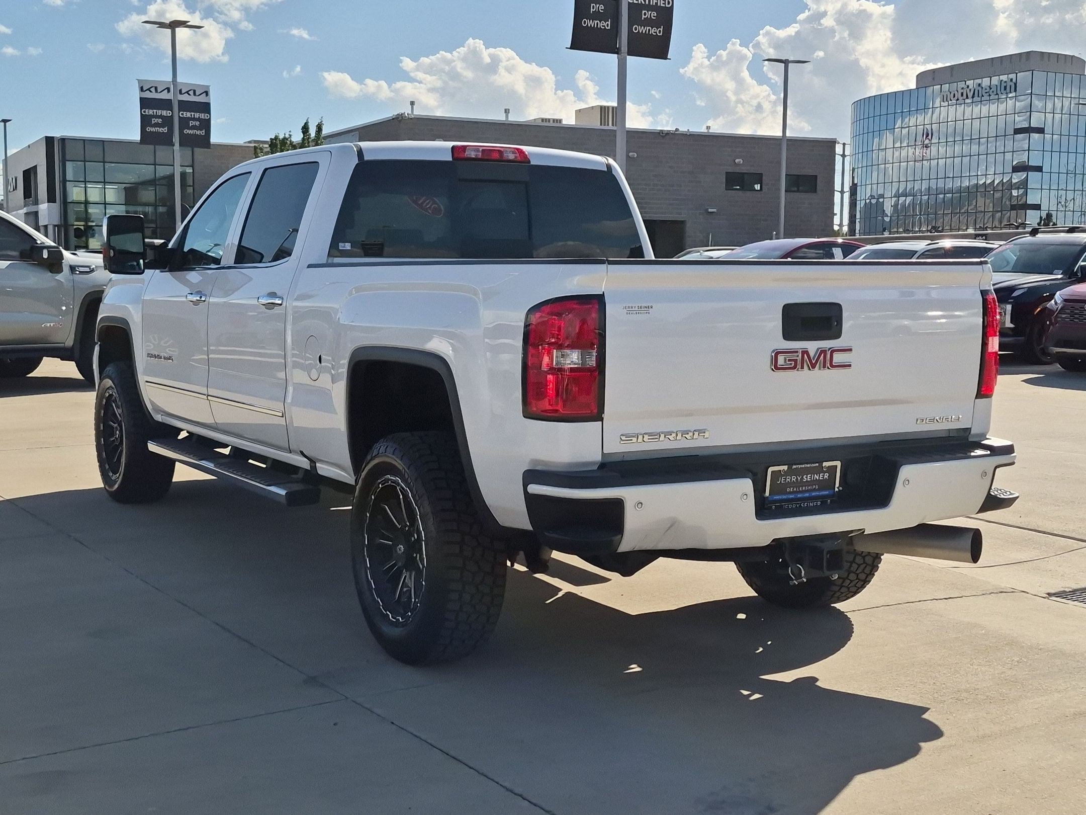 Used 2019 White Frost Tricoat GMC Denali image 3