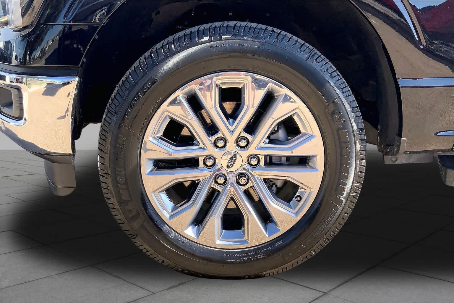 Used 2025 Agate Black Metallic Ford LARIAT image 11
