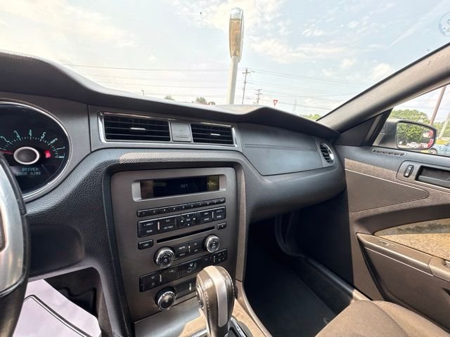 Used 2013 White Ford V6 image 18