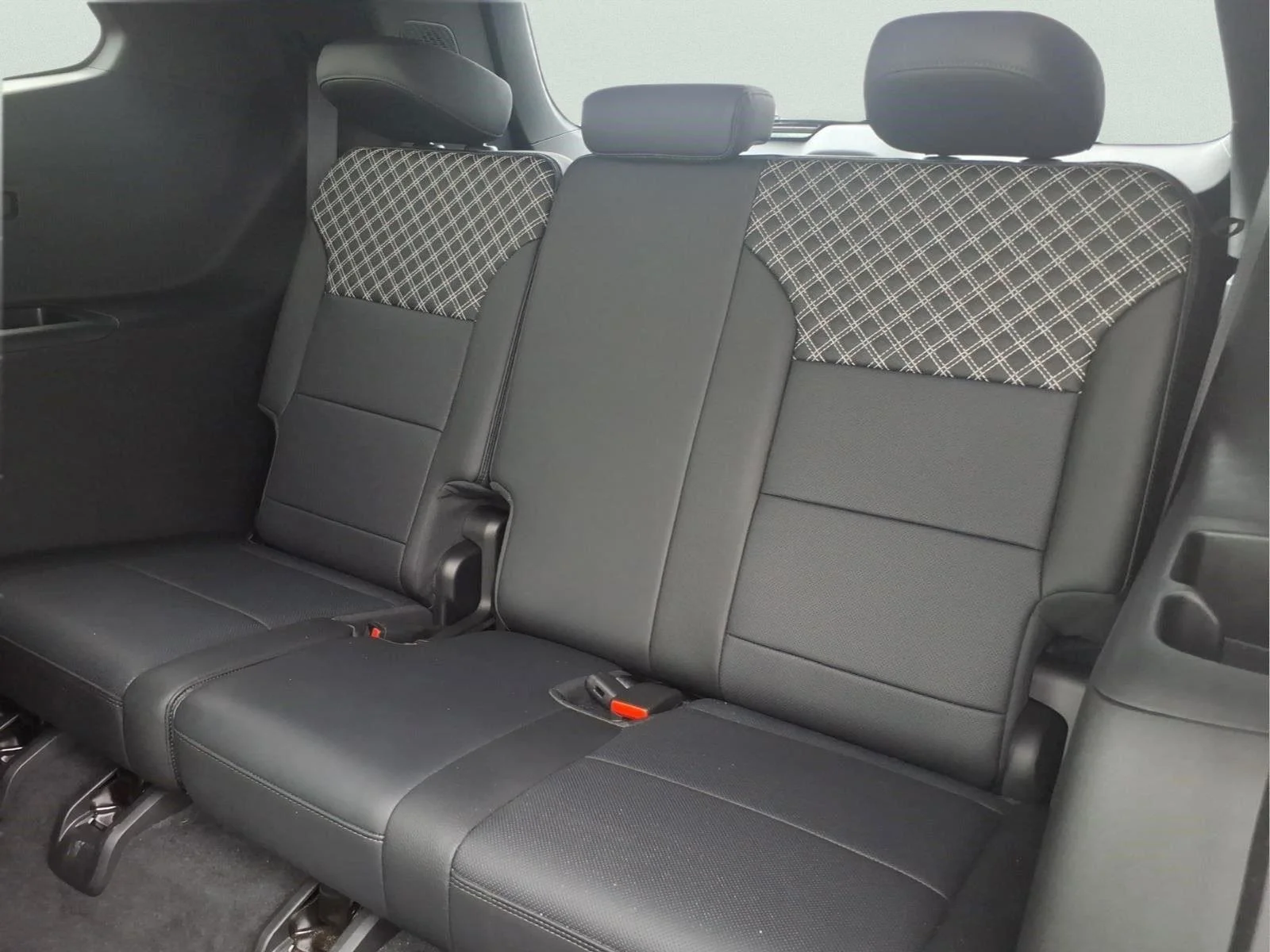 Used 2025 White Frost Tricoat GMC Denali image 12