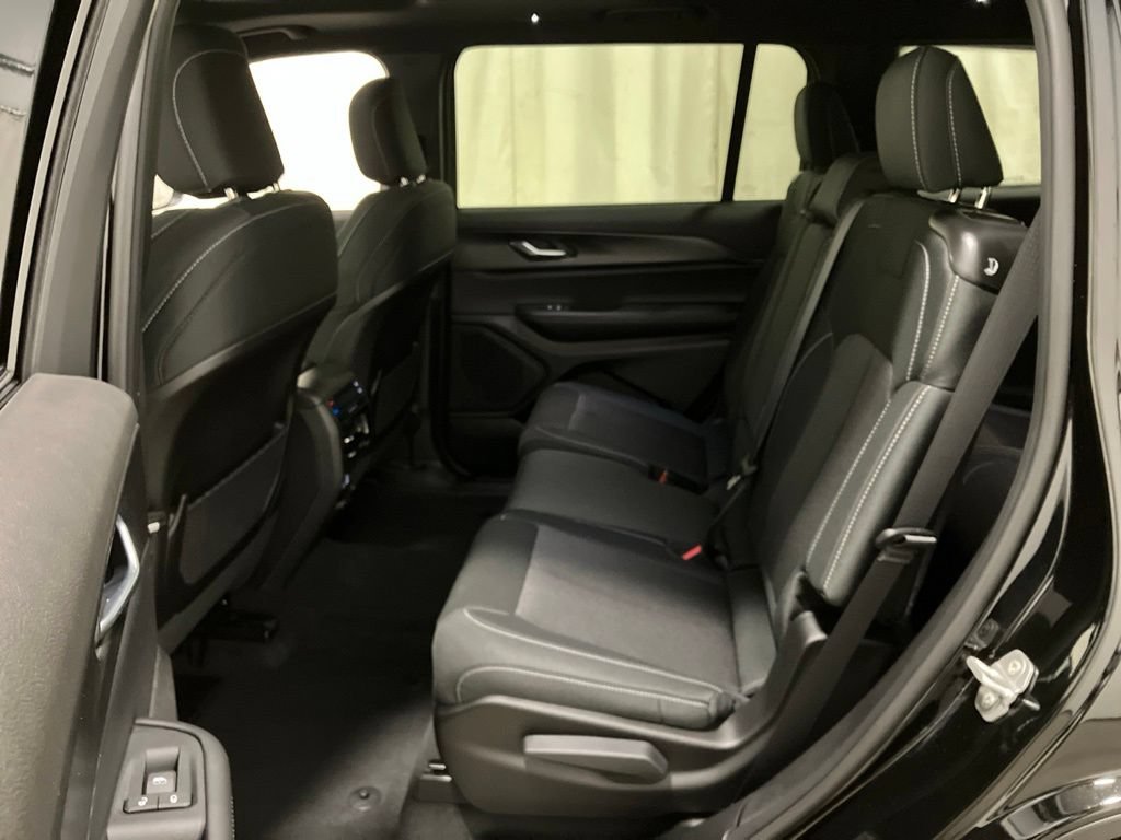 New 2026 Diamond Black Crystal Pearl-Coat Exterior Paint Jeep Laredo X image 13