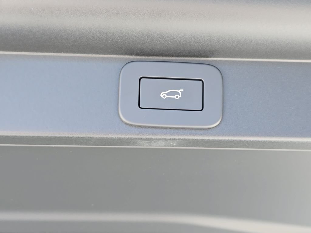 New 2026 Ostuni Pearl White Land Rover SE image 14