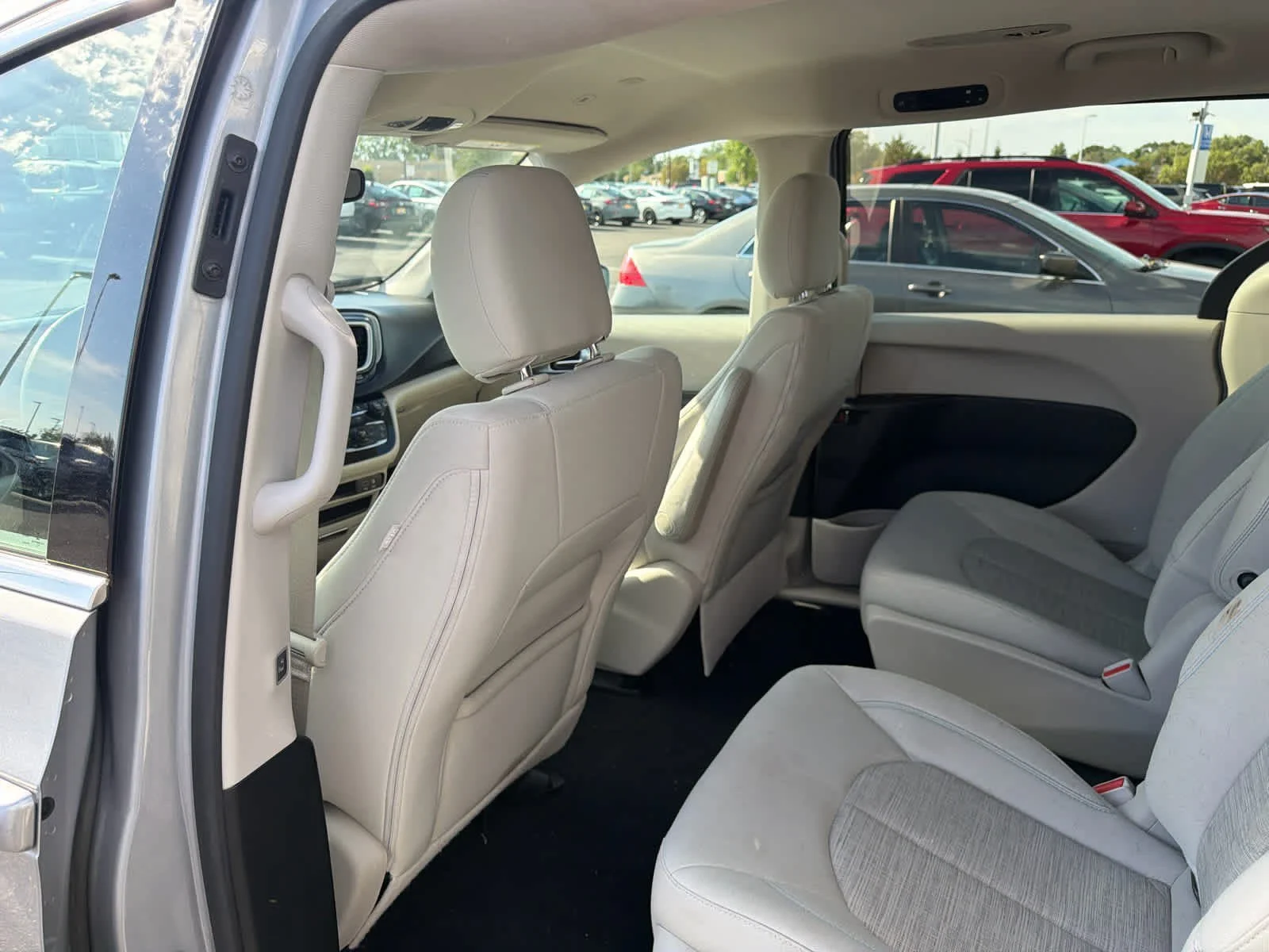 Used 2018 Billet Silver Metallic Clearcoat Chrysler Hybrid Touring Plus image 25