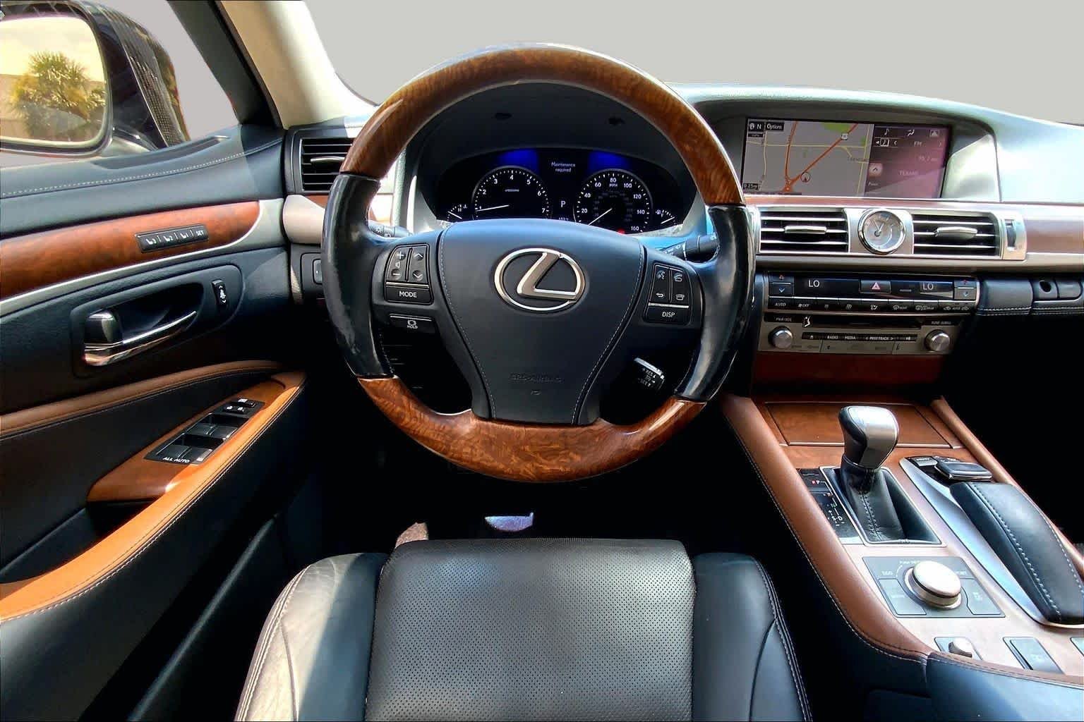 Used 2015 Liquid Platinum Lexus  image 6