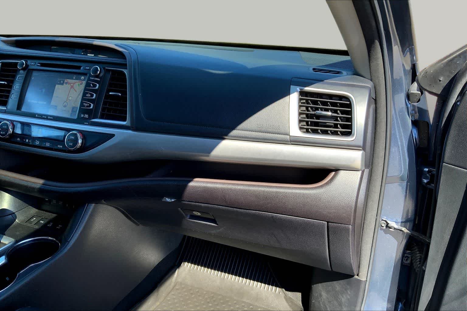 Used 2017 Shoreline Blue Pearl Toyota XLE image 19