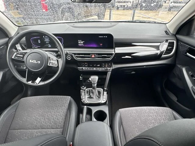 Used 2025 White Kia S image 20