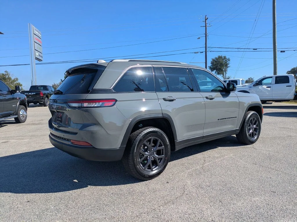 New 2027 Sting-Gray Clear-Coat Paint Jeep  image 4
