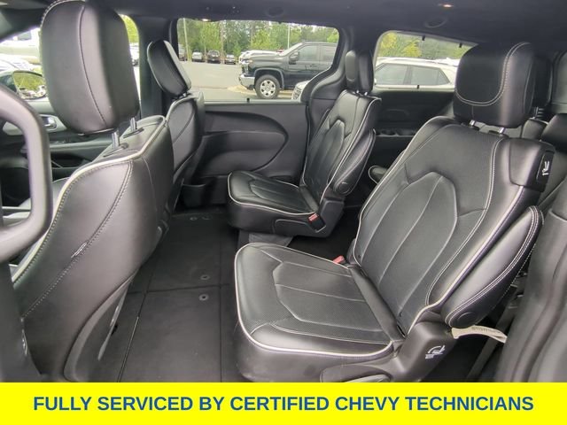 Used 2025 White Chrysler Limited image 40