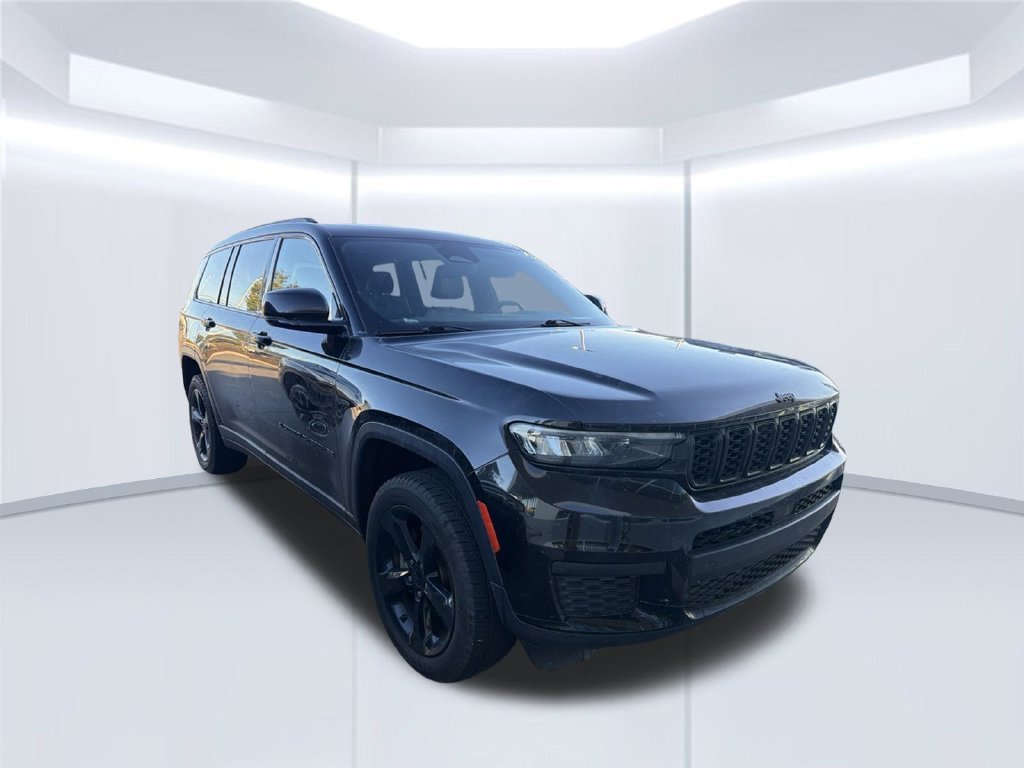 Used 2022 Black Jeep Altitude image 2