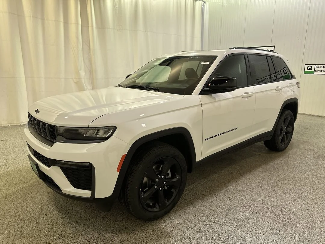 New 2026 Bright White Clear-Coat Exterior Paint Jeep Limited image 4