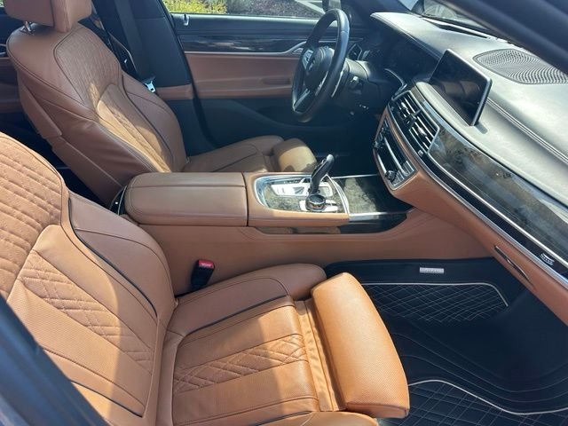 Used 2022 Gray BMW 750i xDrive image 9