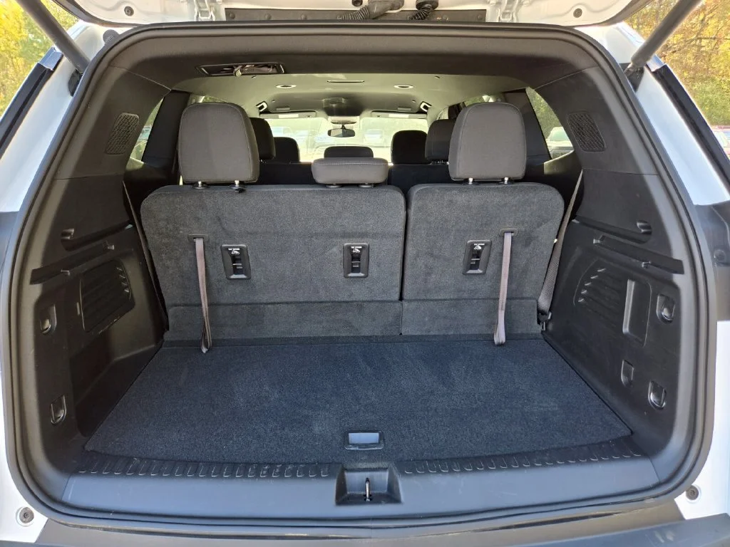 Used 2025 White GMC Elevation image 17