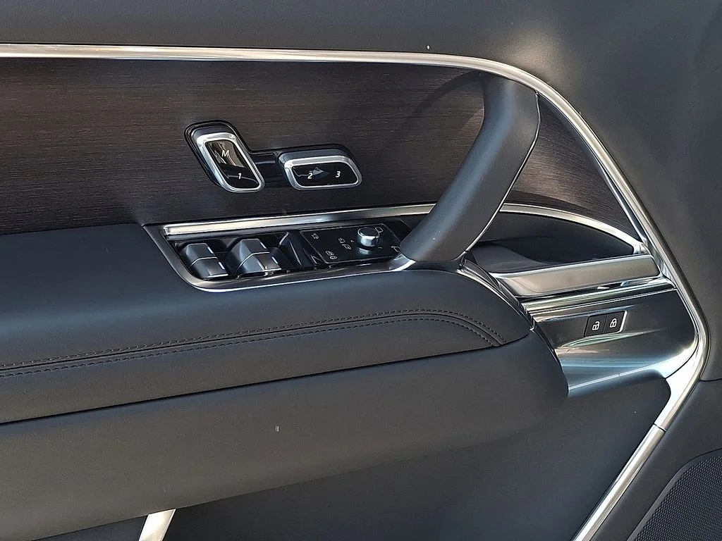 New 2026 Santorini Black Land Rover SE image 7