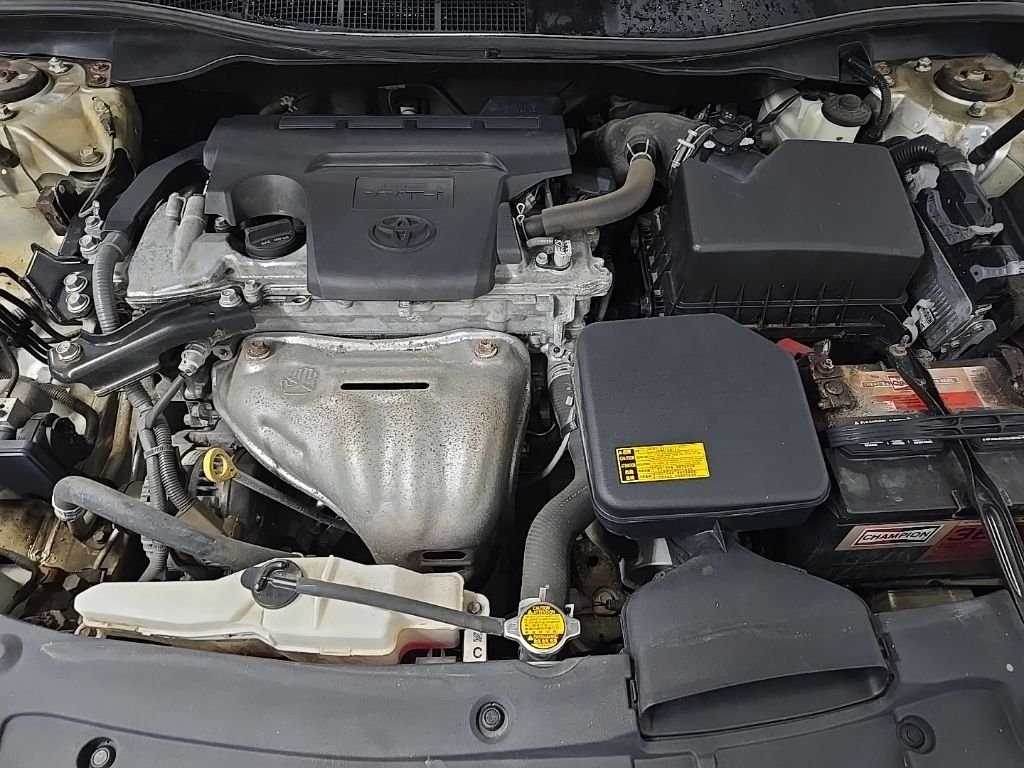 Used 2014 Silver Toyota LE image 15