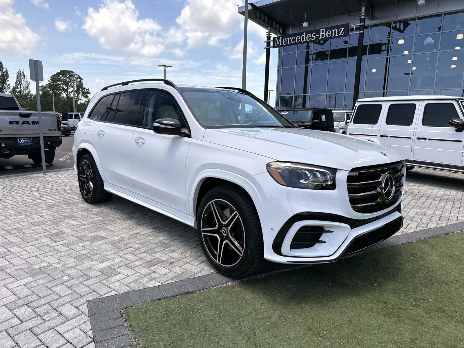 New 2026 Polar White Mercedes-Benz 450 4MATIC® SUV image 7
