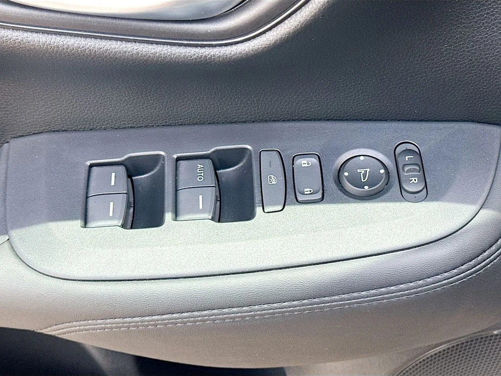 Used 2025  Honda LX image 17