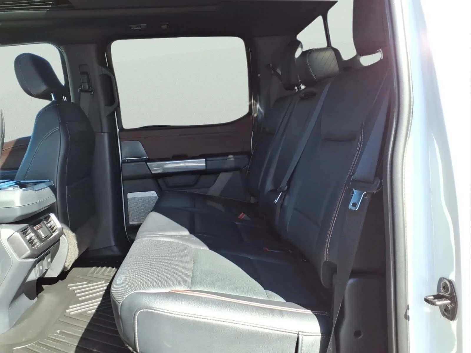 Used 2023 Star White Metallic Tri-Coat Ford LARIAT image 29