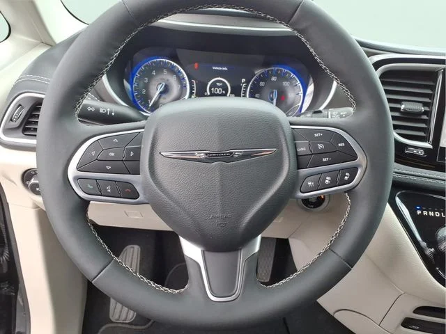Used 2024 Black Chrysler Touring L image 23