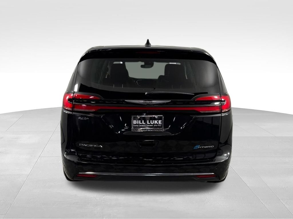 Used 2023 Brilliant Black Crystal Pearlcoat Chrysler Limited image 9