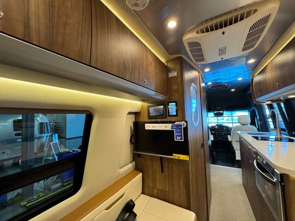 New 2027 TENORITE GREY PREMIUM METALLIC AIRSTREAM  image 35