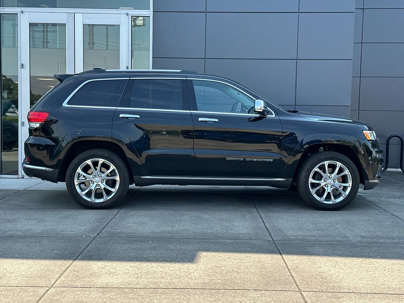 Used 2021 Diamond Black Crystal Pearlcoat Jeep Summit image 2