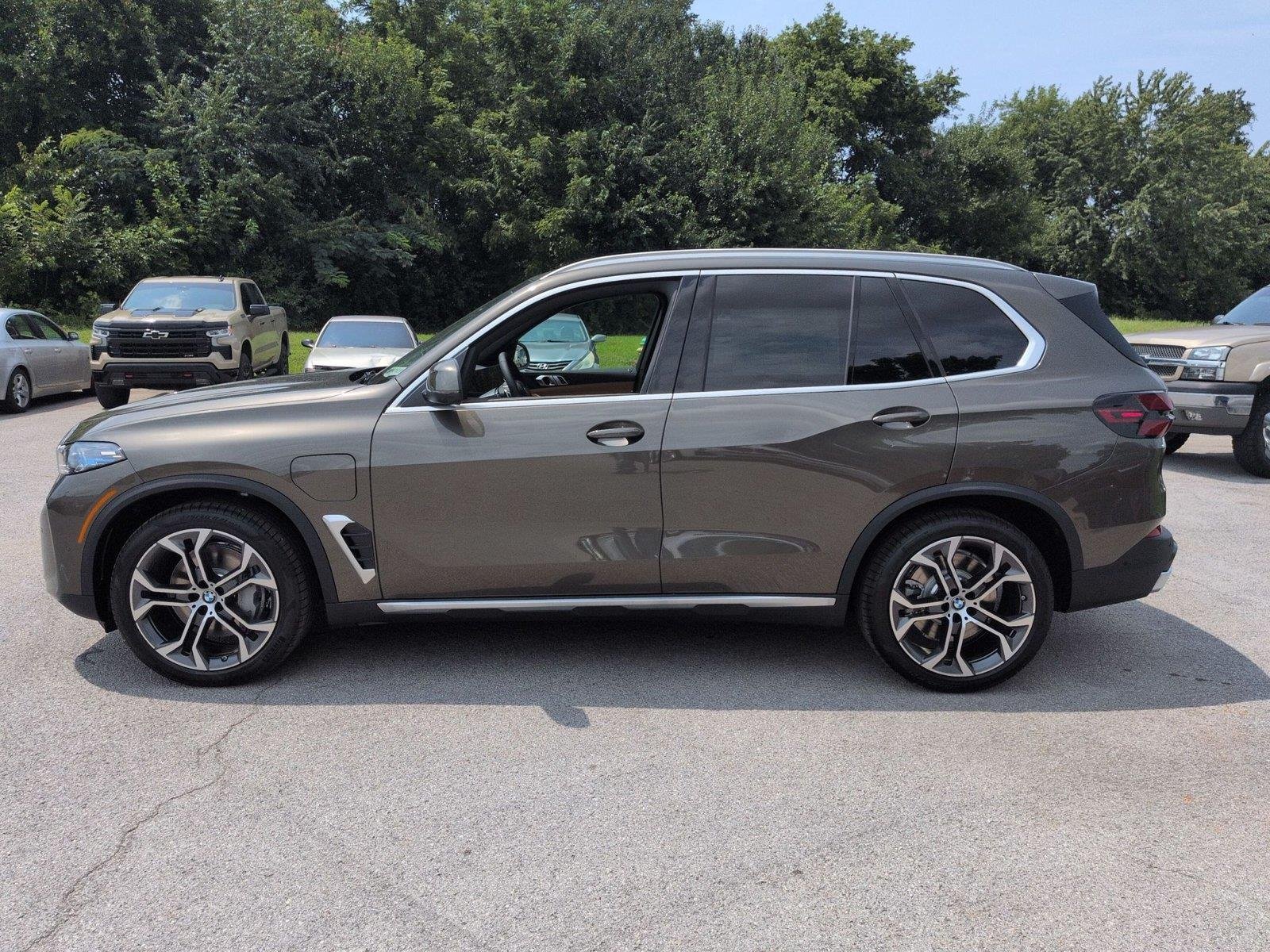 New 2026 Manhattan Green Metallic BMW xDrive50e image 2