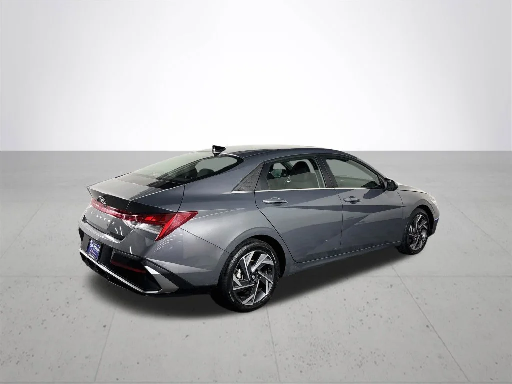 Used 2025 Gray Hyundai SEL Convenience image 6