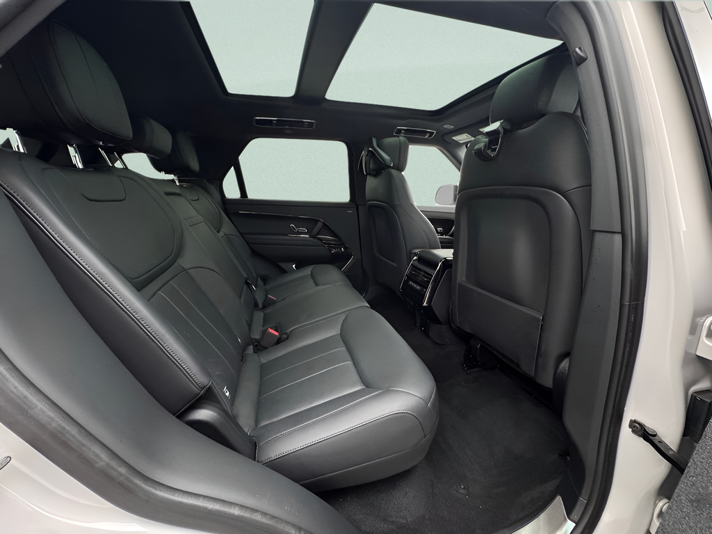 Used 2023  Land Rover SE Dynamic image 34