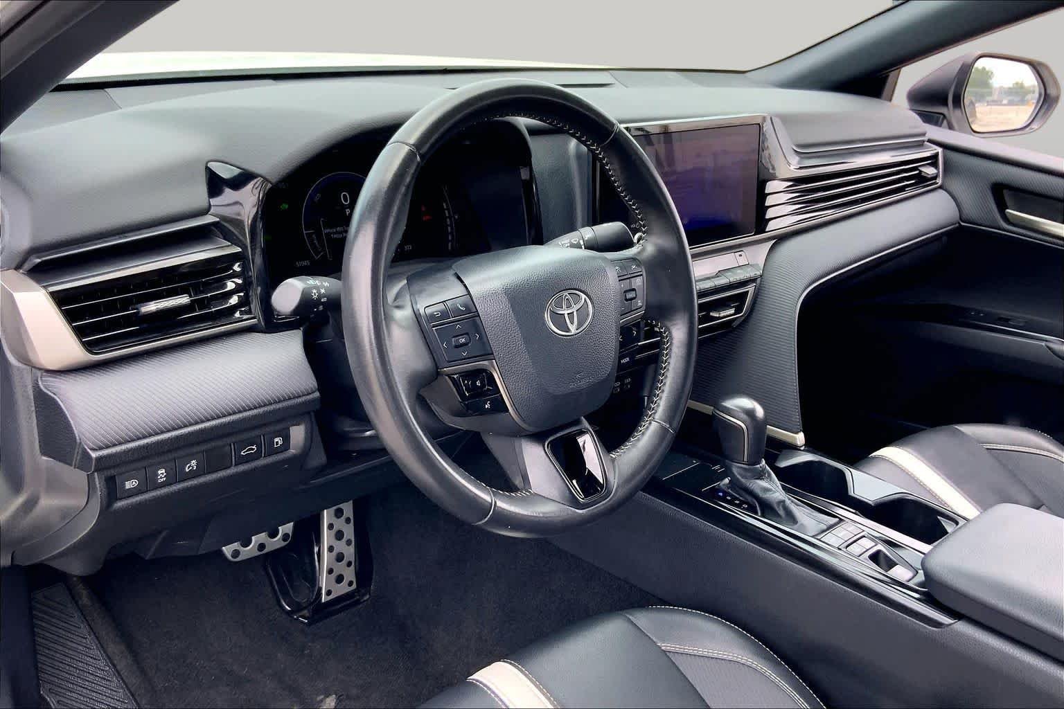 Used 2025 Ice Cap Toyota SE image 17