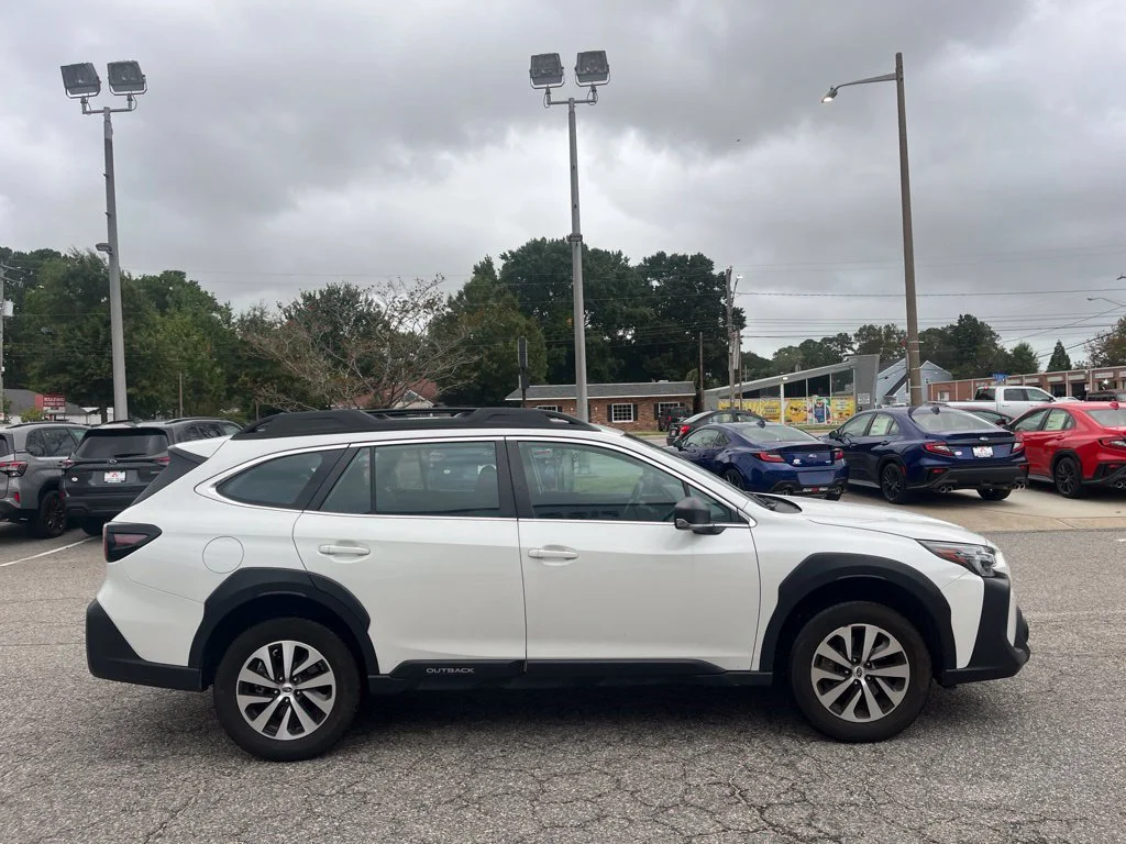 Used 2025 White Subaru 2.5i image 3