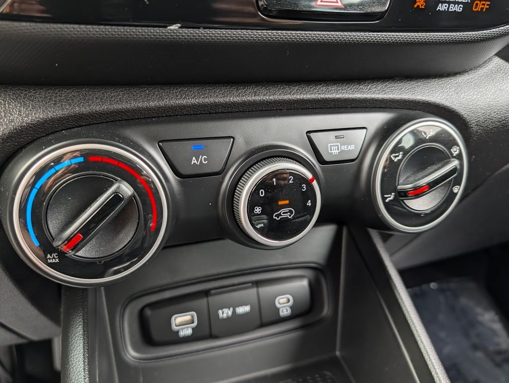 2025 Hyundai Venue SE - Photo 23