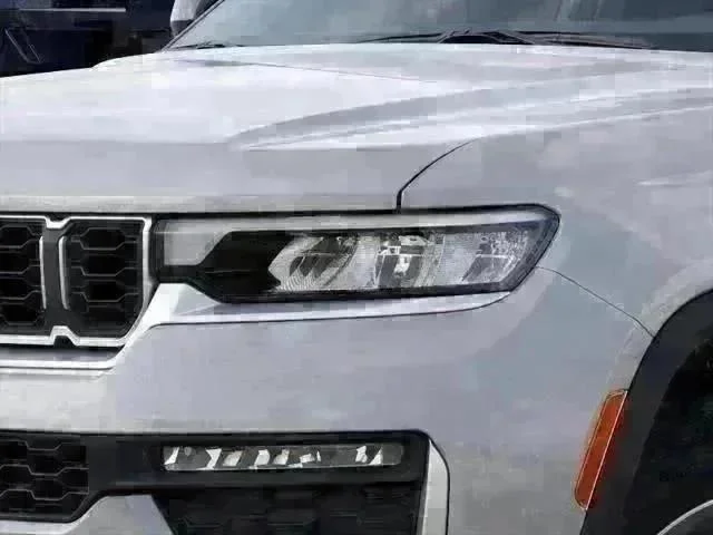 New 2026 Silver Zynith Exterior Paint Jeep Limited image 6
