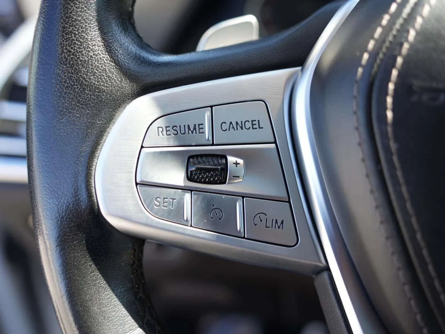 Used 2022 Mineral White Metallic BMW xDrive40i Sports Activity Vehicle image 19