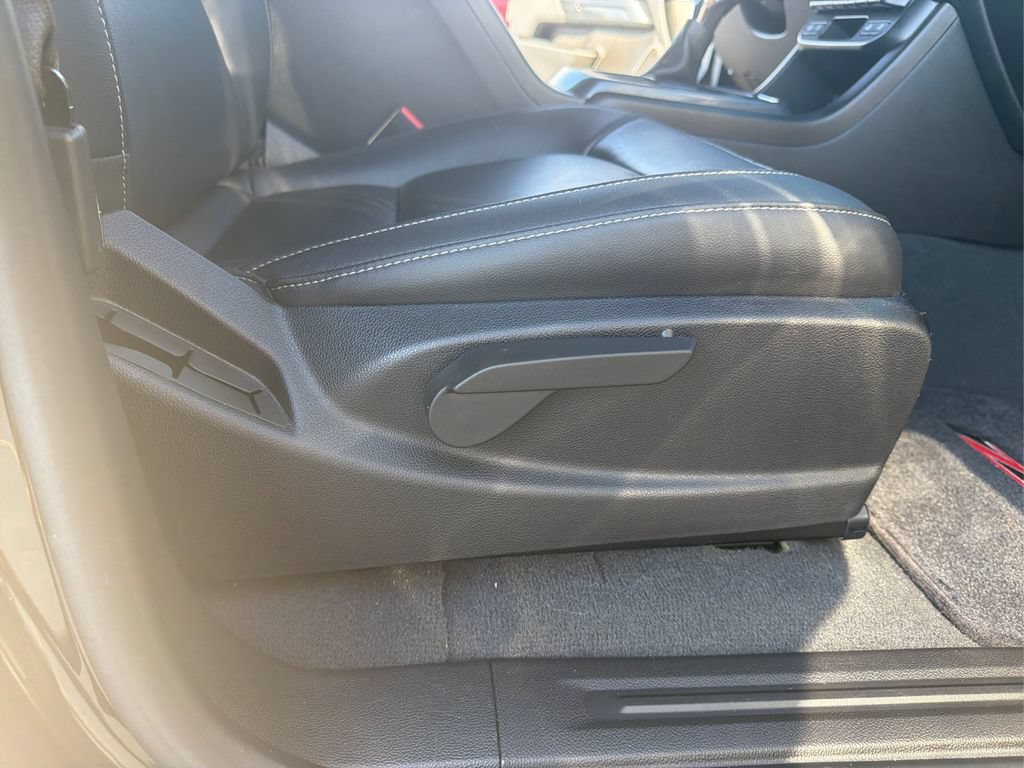 Used 2022 Black Chevrolet Z71 image 33