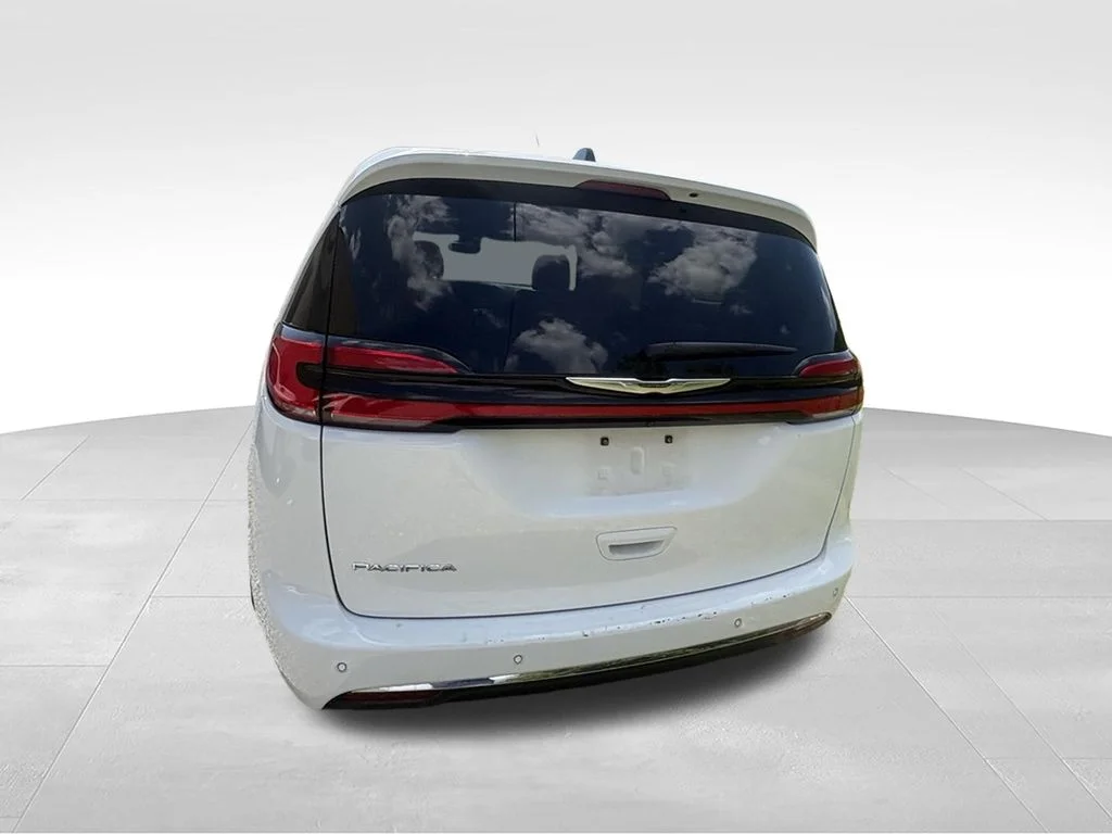 Used 2025 White/off-white Chrysler Select image 9