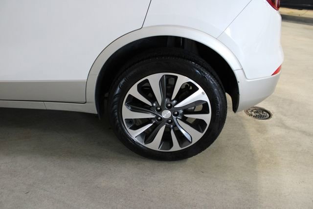 Used 2022 White Frost Tricoat Buick Preferred image 32