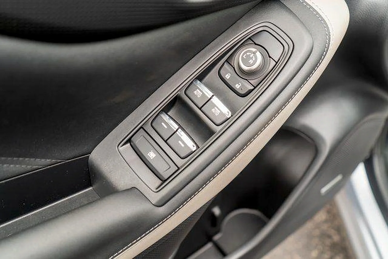 Used 2023 Ice Silver Metallic Subaru Limited image 17