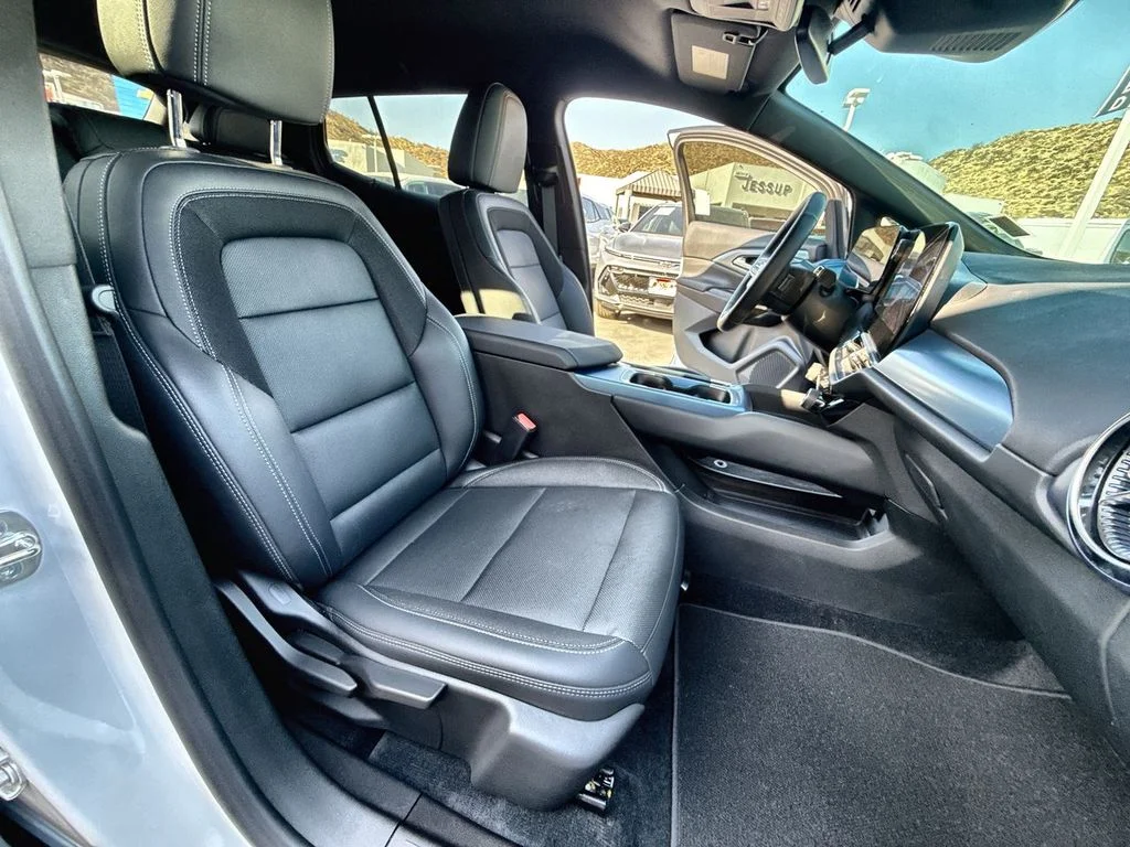 Used 2024 Summit White Chevrolet LT image 27