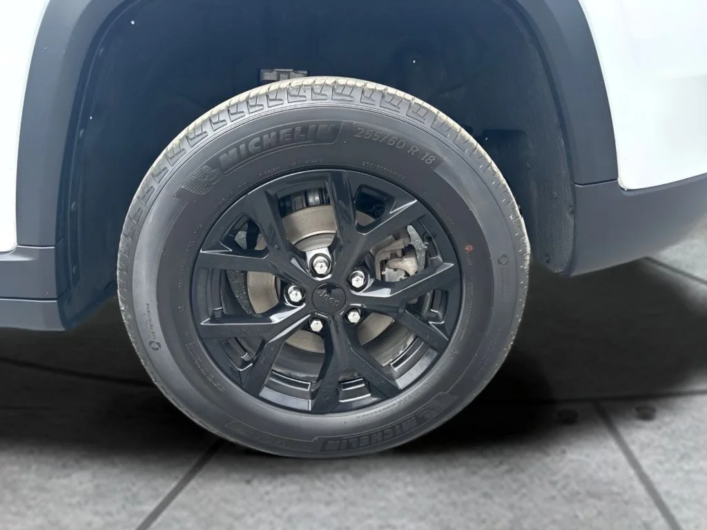Used 2025 White Jeep Altitude image 22