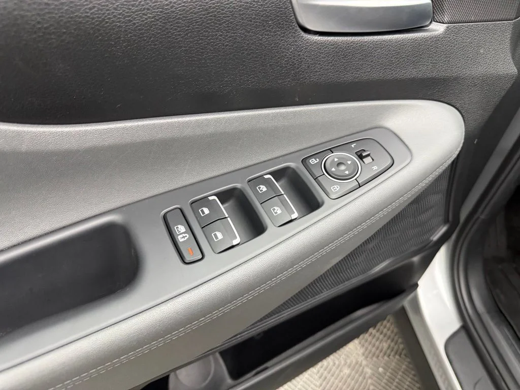 Used 2023 Silver Hyundai SEL image 18