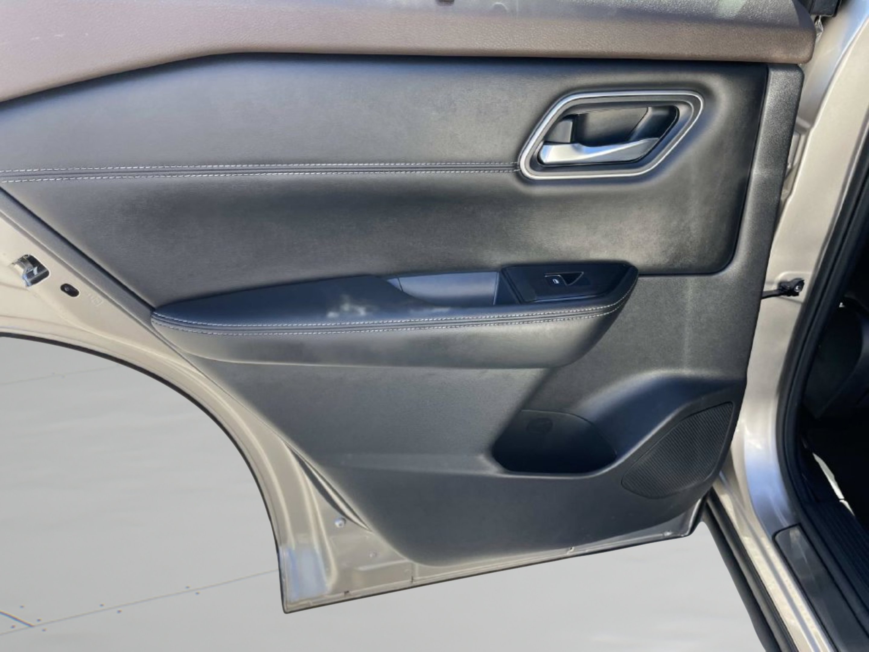 Used 2022 Gold Nissan Platinum image 12