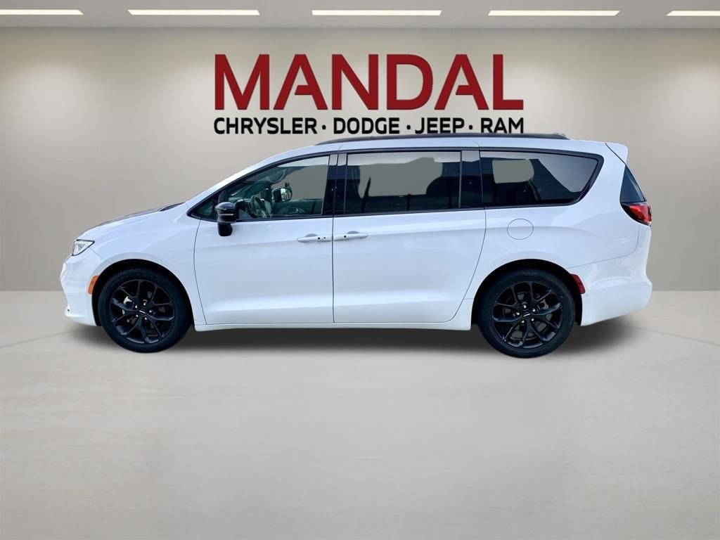 Used 2025 White Chrysler Limited image 8