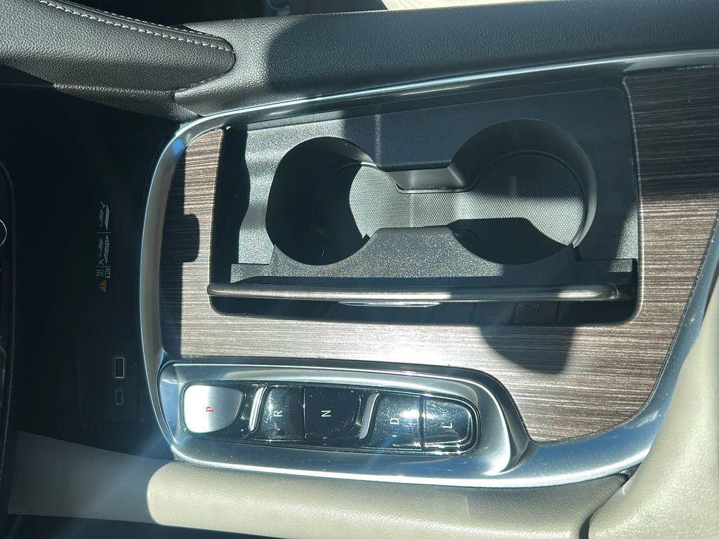 Used 2022 White Buick Avenir image 29