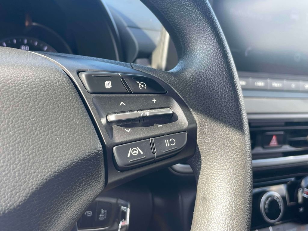 Used 2022 Green Hyundai SE image 22