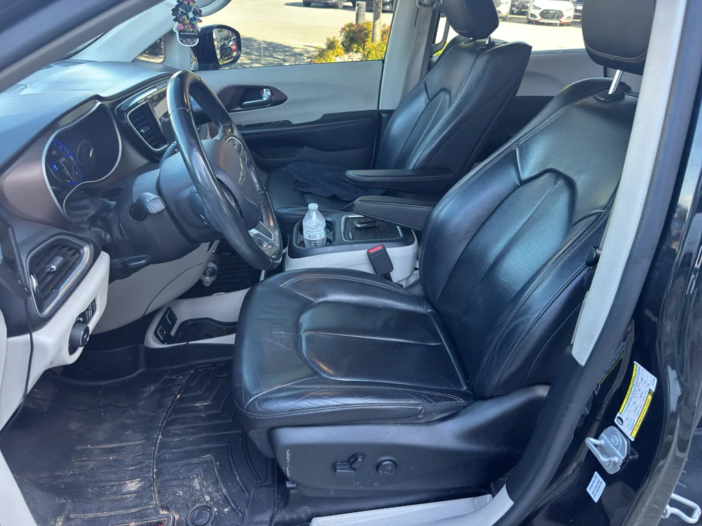 Used 2018 Brilliant Black Crystal Pearlcoat Chrysler Touring L Plus image 11
