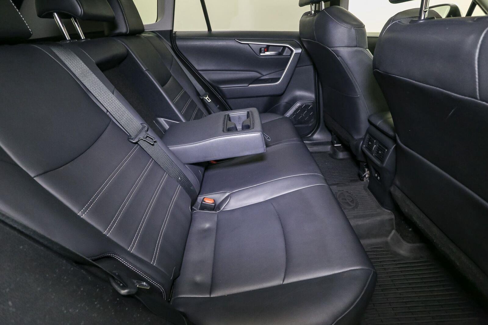 Used 2019 Super White Toyota XLE Premium image 23