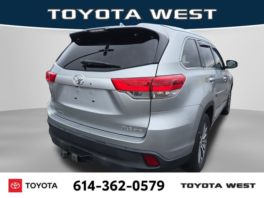 Used 2018 Silver Toyota XLE image 8